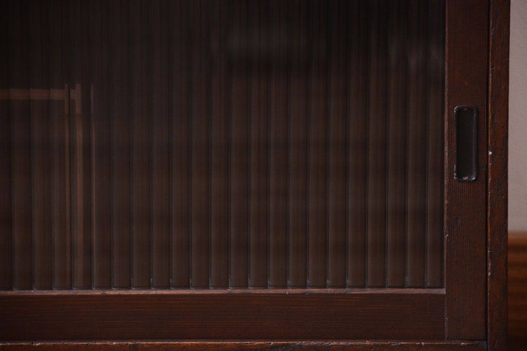 アンティーク家具　アンティーク　モールガラス引き戸のシンプルで小さなローボード(収納棚)(1)