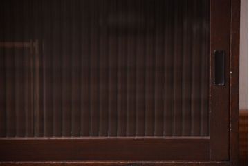 アンティーク家具　アンティーク　モールガラス引き戸のシンプルで小さなローボード(収納棚)(1)