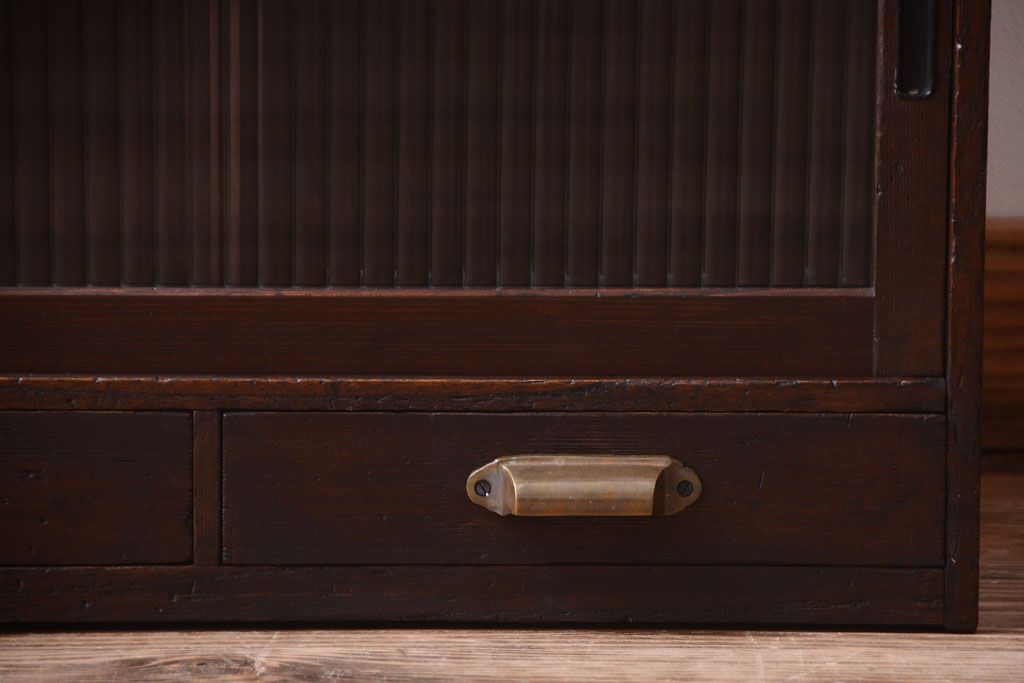 アンティーク家具　アンティーク　モールガラス引き戸のシンプルで小さなローボード(収納棚)(1)