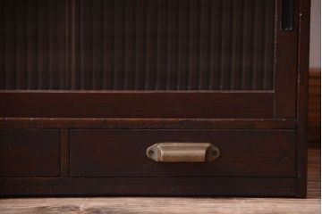 アンティーク家具　アンティーク　モールガラス引き戸のシンプルで小さなローボード(収納棚)(1)