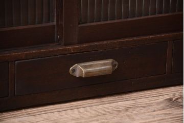 アンティーク家具　アンティーク　モールガラス引き戸のシンプルで小さなローボード(収納棚)(1)