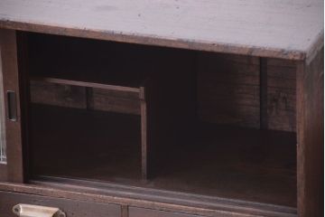 アンティーク家具　アンティーク　モールガラス引き戸のシンプルで小さなローボード(収納棚)(1)