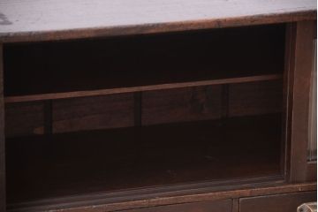 アンティーク家具　アンティーク　モールガラス引き戸のシンプルで小さなローボード(収納棚)(1)