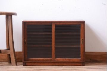 アンティーク家具　アンティーク　モールガラス引き戸のシンプルで小さなローボード(収納棚)(2)