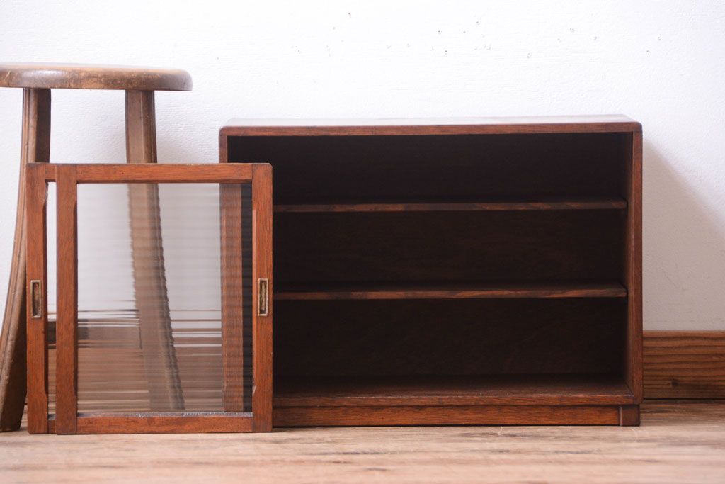 アンティーク家具　アンティーク　モールガラス引き戸のシンプルで小さなローボード(収納棚)(2)