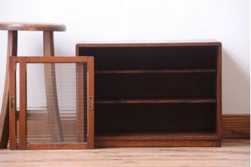 アンティーク家具　アンティーク　モールガラス引き戸のシンプルで小さなローボード(収納棚)(2)
