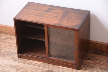 アンティーク家具　アンティーク　モールガラス引き戸のシンプルで小さなローボード(収納棚)(2)