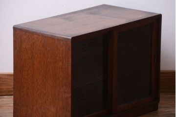 アンティーク家具　アンティーク　モールガラス引き戸のシンプルで小さなローボード(収納棚)(2)