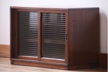 アンティーク家具　アンティーク　モールガラス引き戸のシンプルで小さなローボード(収納棚)(2)