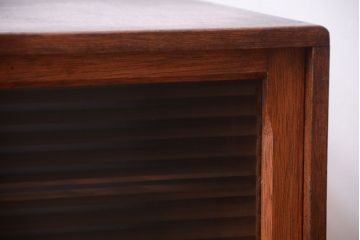 アンティーク家具　アンティーク　モールガラス引き戸のシンプルで小さなローボード(収納棚)(2)