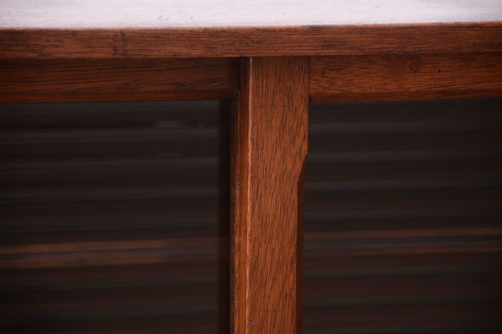 アンティーク家具　アンティーク　モールガラス引き戸のシンプルで小さなローボード(収納棚)(2)