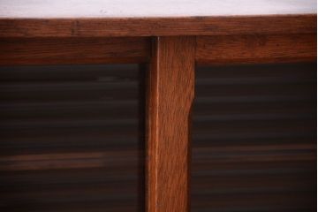 アンティーク家具　アンティーク　モールガラス引き戸のシンプルで小さなローボード(収納棚)(2)