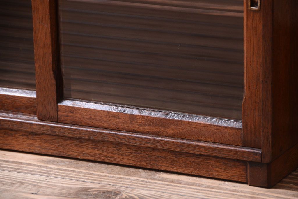 アンティーク家具　アンティーク　モールガラス引き戸のシンプルで小さなローボード(収納棚)(2)