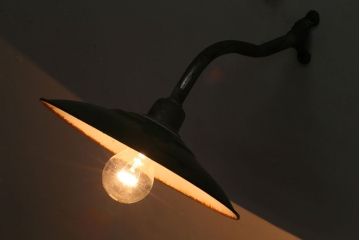 ジャンク品　昭和レトロ　アイアンシェードの壁掛け照明
