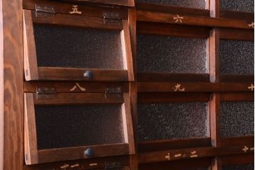 アンティーク家具　古民具・骨董　パタパタ付き!大きな縦型収納棚(げた箱)
