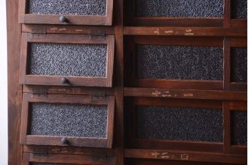 アンティーク家具　古民具・骨董　パタパタ付き!大きな縦型収納棚(げた箱)