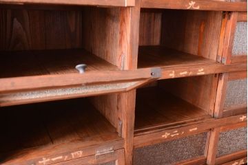 アンティーク家具　古民具・骨董　パタパタ付き!大きな縦型収納棚(げた箱)