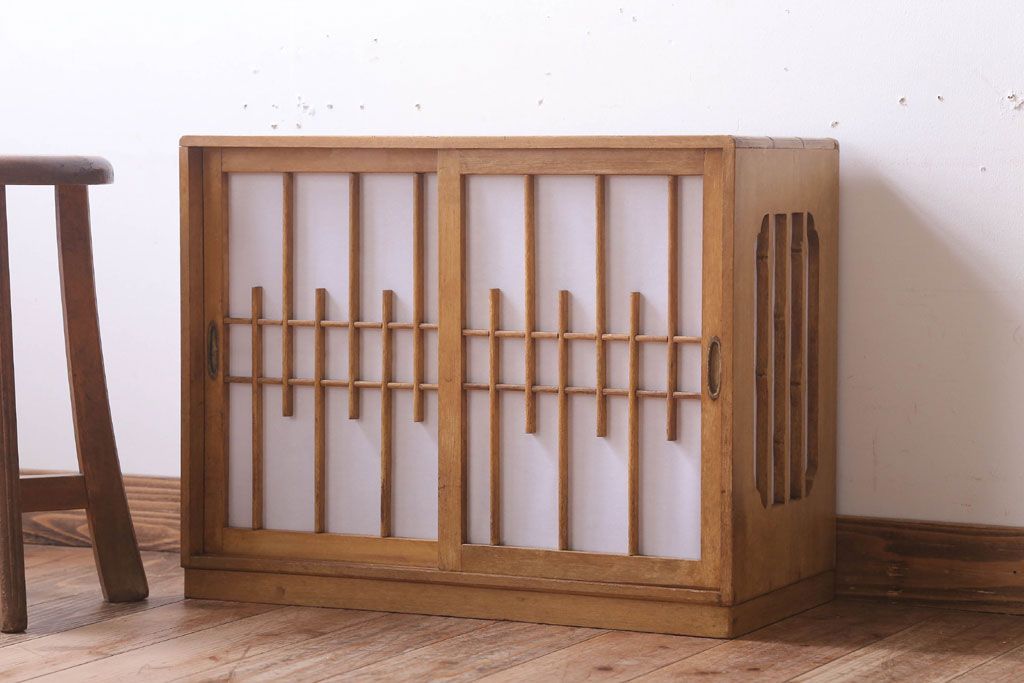 アンティーク家具　和製アンティーク　古い木味の小ぶりな収納棚