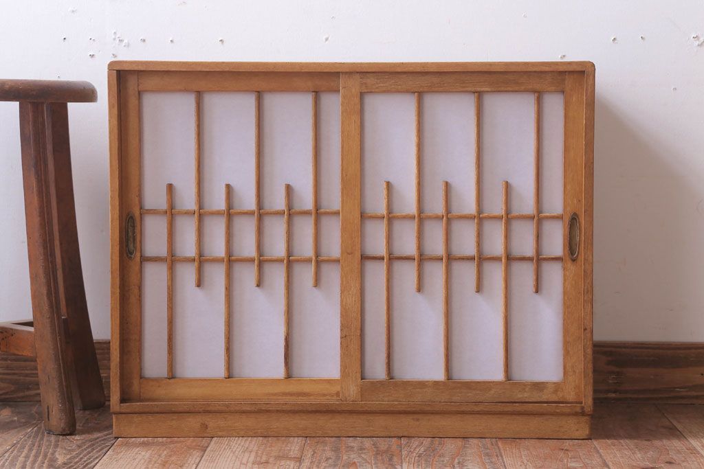 アンティーク家具　和製アンティーク　古い木味の小ぶりな収納棚