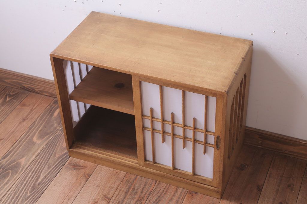 アンティーク家具　和製アンティーク　古い木味の小ぶりな収納棚