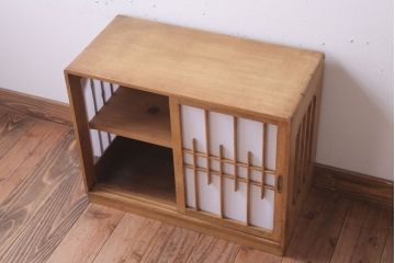 アンティーク家具　和製アンティーク　古い木味の小ぶりな収納棚