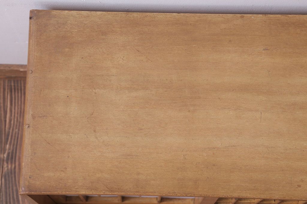 アンティーク家具　和製アンティーク　古い木味の小ぶりな収納棚