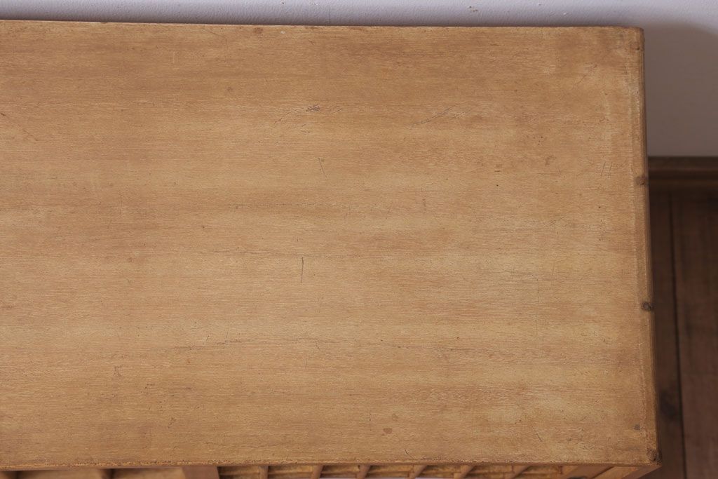 アンティーク家具　和製アンティーク　古い木味の小ぶりな収納棚