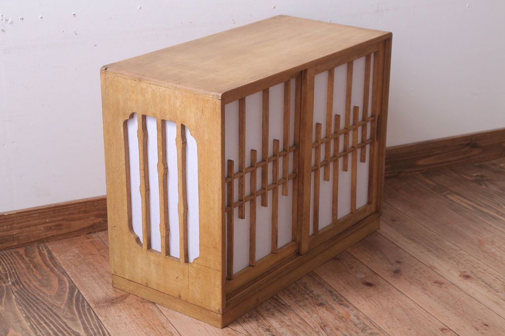 アンティーク家具　和製アンティーク　古い木味の小ぶりな収納棚