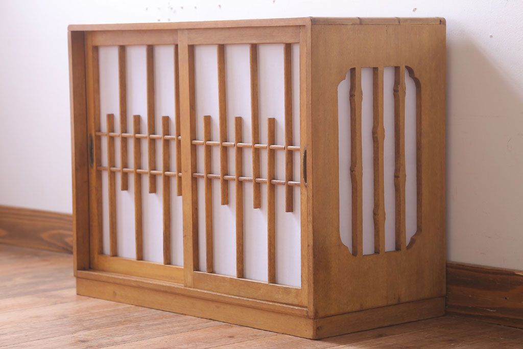 アンティーク家具　和製アンティーク　古い木味の小ぶりな収納棚