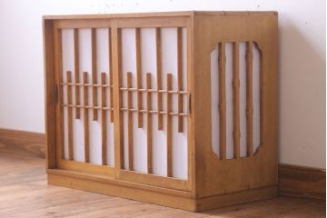 アンティーク家具　和製アンティーク　古い木味の小ぶりな収納棚