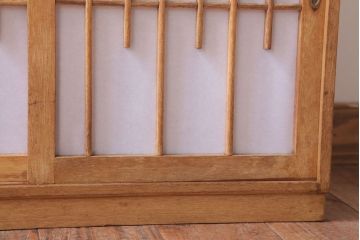 アンティーク家具　和製アンティーク　古い木味の小ぶりな収納棚