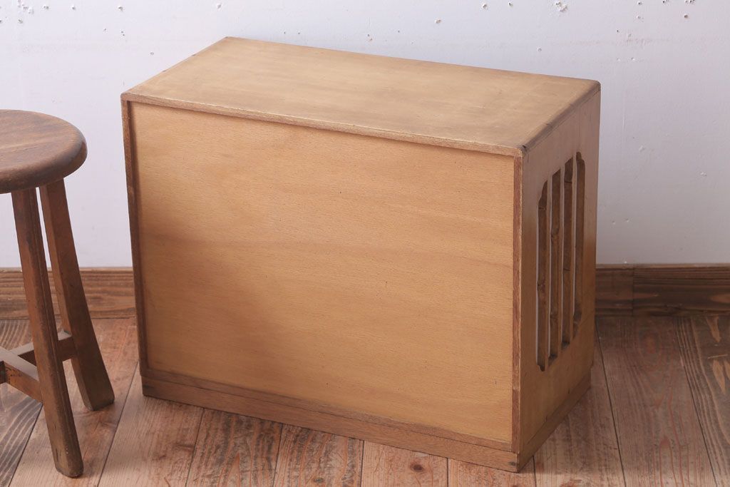 アンティーク家具　和製アンティーク　古い木味の小ぶりな収納棚