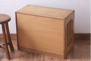 アンティーク家具　和製アンティーク　古い木味の小ぶりな収納棚