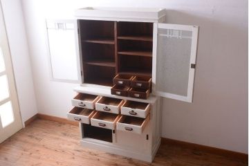アンティーク家具　アンティークペイント　象嵌入り!結霜ガラス扉の古い食器棚(カップボード)