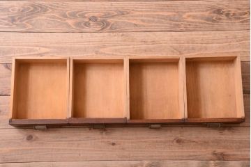 アンティーク家具　アンティークペイント　象嵌入り!結霜ガラス扉の古い食器棚(カップボード)
