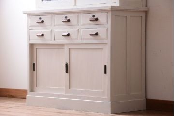 アンティーク家具　アンティークペイント　象嵌入り!結霜ガラス扉の古い食器棚(カップボード)