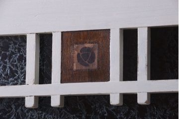 アンティーク家具　アンティークペイント　象嵌入り!結霜ガラス扉の古い食器棚(カップボード)