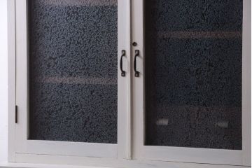 アンティーク家具　アンティークペイント　象嵌入り!結霜ガラス扉の古い食器棚(カップボード)