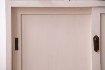 アンティーク家具　アンティークペイント　象嵌入り!結霜ガラス扉の古い食器棚(カップボード)
