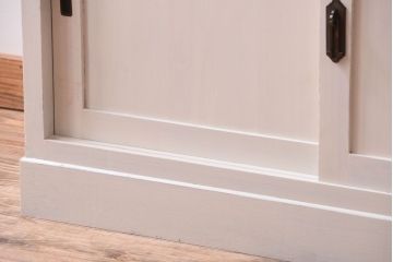 アンティーク家具　アンティークペイント　象嵌入り!結霜ガラス扉の古い食器棚(カップボード)