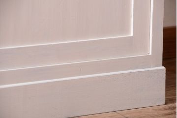 アンティーク家具　アンティークペイント　象嵌入り!結霜ガラス扉の古い食器棚(カップボード)