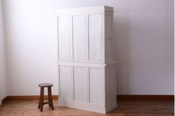 アンティーク家具　アンティークペイント　象嵌入り!結霜ガラス扉の古い食器棚(カップボード)