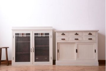 アンティーク家具　アンティークペイント　象嵌入り!結霜ガラス扉の古い食器棚(カップボード)