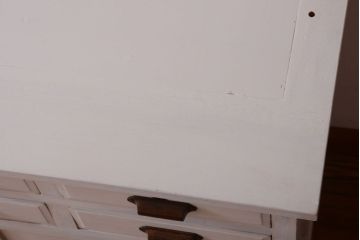 アンティーク家具　アンティークペイント　象嵌入り!結霜ガラス扉の古い食器棚(カップボード)
