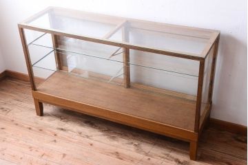 レトロ家具　昭和レトロ　脚付き!古い木製のシンプルなアンティークガラスケース(ショーケース)(1)