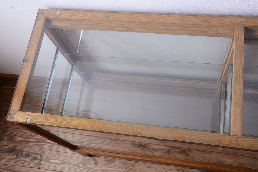 レトロ家具　昭和レトロ　脚付き!古い木製のシンプルなアンティークガラスケース(ショーケース)(1)