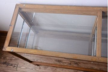 レトロ家具　昭和レトロ　脚付き!古い木製のシンプルなアンティークガラスケース(ショーケース)(1)