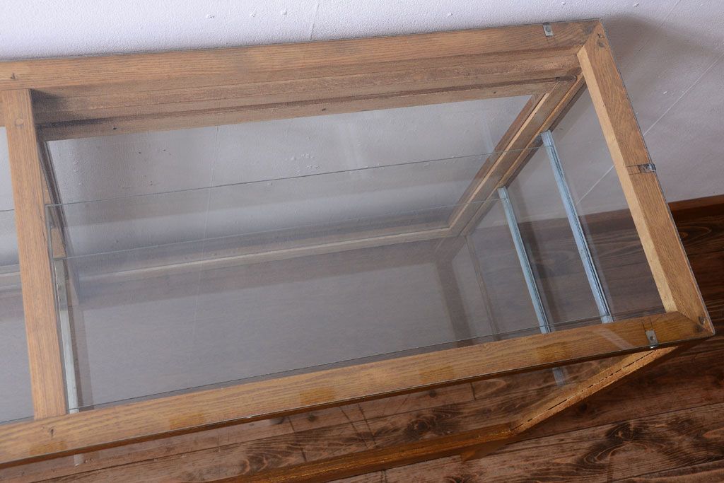レトロ家具　昭和レトロ　脚付き!古い木製のシンプルなアンティークガラスケース(ショーケース)(1)