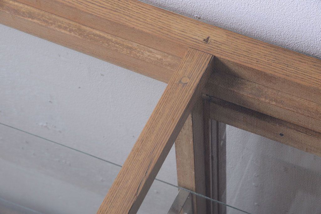 レトロ家具　昭和レトロ　脚付き!古い木製のシンプルなアンティークガラスケース(ショーケース)(1)