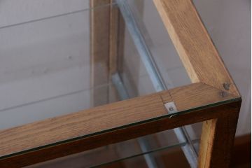 レトロ家具　昭和レトロ　脚付き!古い木製のシンプルなアンティークガラスケース(ショーケース)(1)